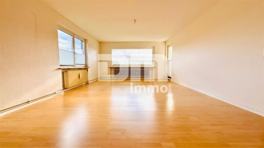 Modernisiertes Dreifamilienhaus + 2 Garagen in idyllischer Lage / großes Grundstück / Panoramablick - 1.OG WE2 Wohn / Esszimmer offen / Zugang Balkon